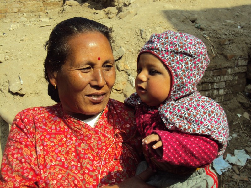 Nagymama és unokája Khokanában. Az elképesztő szegénység dacára rengeteg vidám és mosolygó arcot láttam. Úgy tűnt, a nepáliak a légszennyezettség, a vízhiány, a földrengés és lerombolt otthonuk ellenére is boldogok.